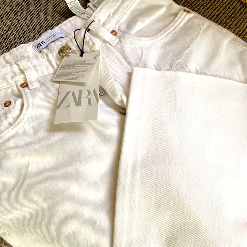 Zara Hi- Rise Ankle Length Jeans, Color white Size is 4
